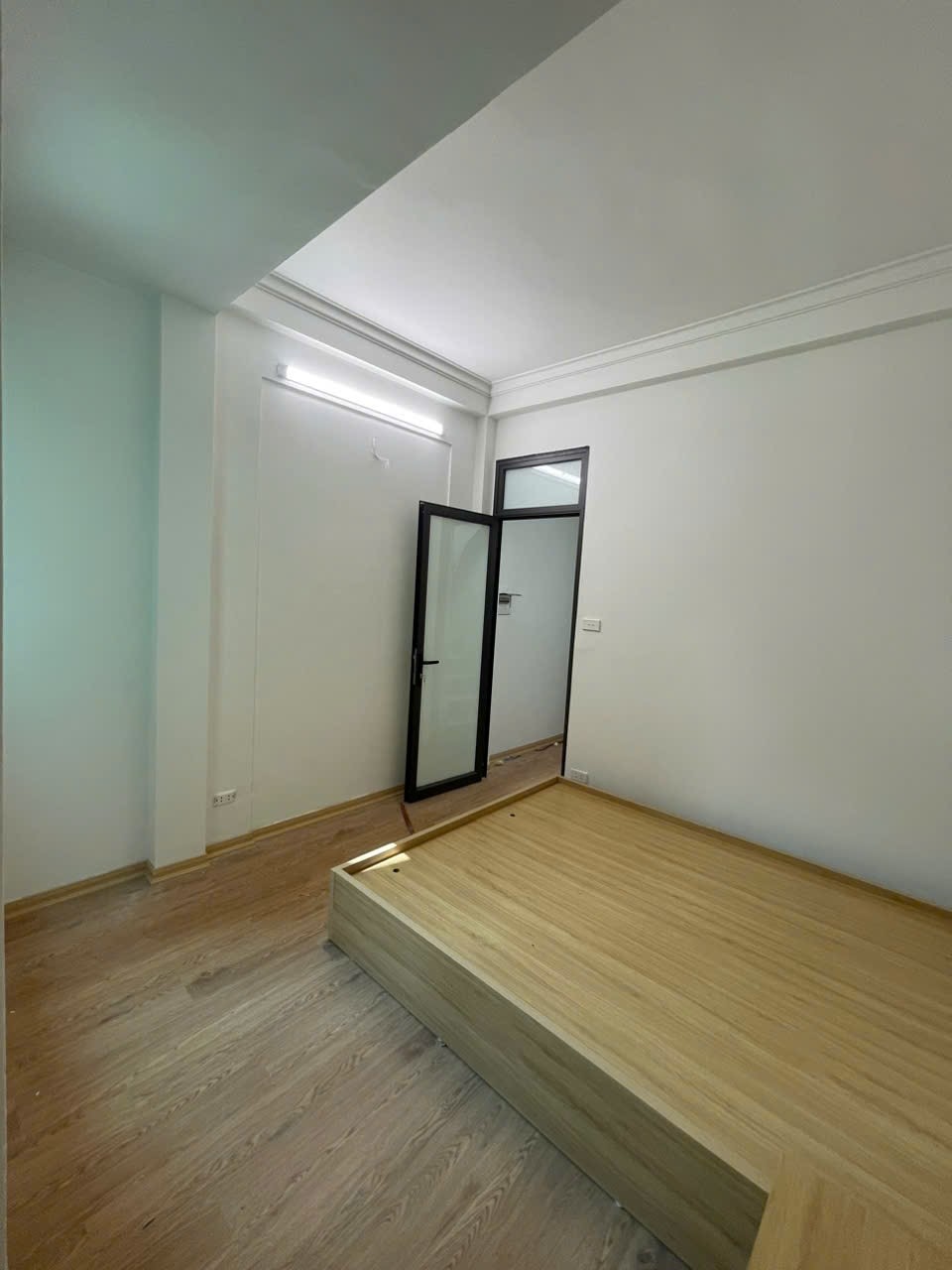 Bán nhà ở Mỹ Đình mới đẹp thoáng sáng ô tô đỗ gần dt 35m 5t mt 3,8m giá 4,9 tỷ - Ảnh 1